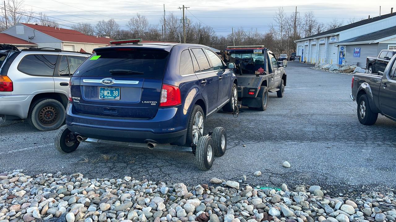 Tow truck towing a car(4)