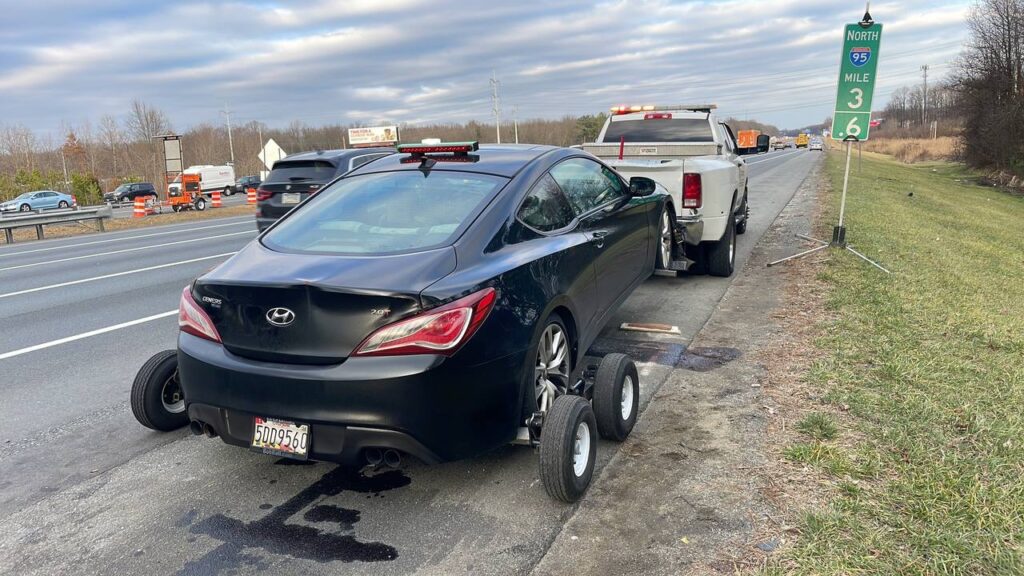 Tow truck towing a car(3)