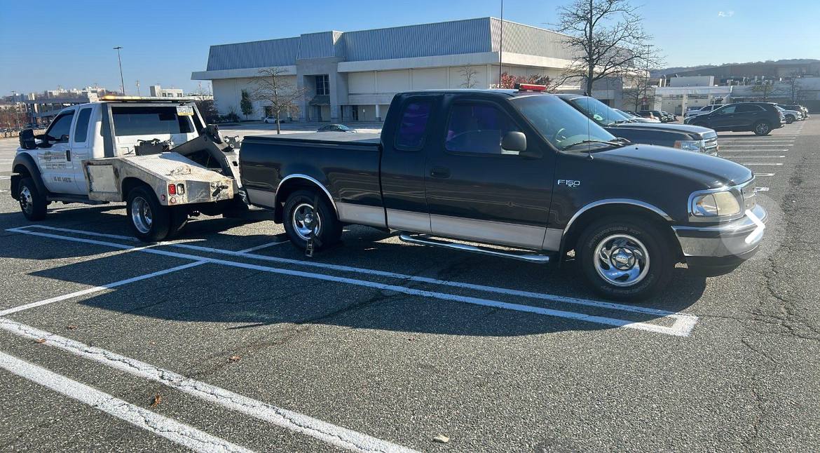 Tow truck towing a car(1)