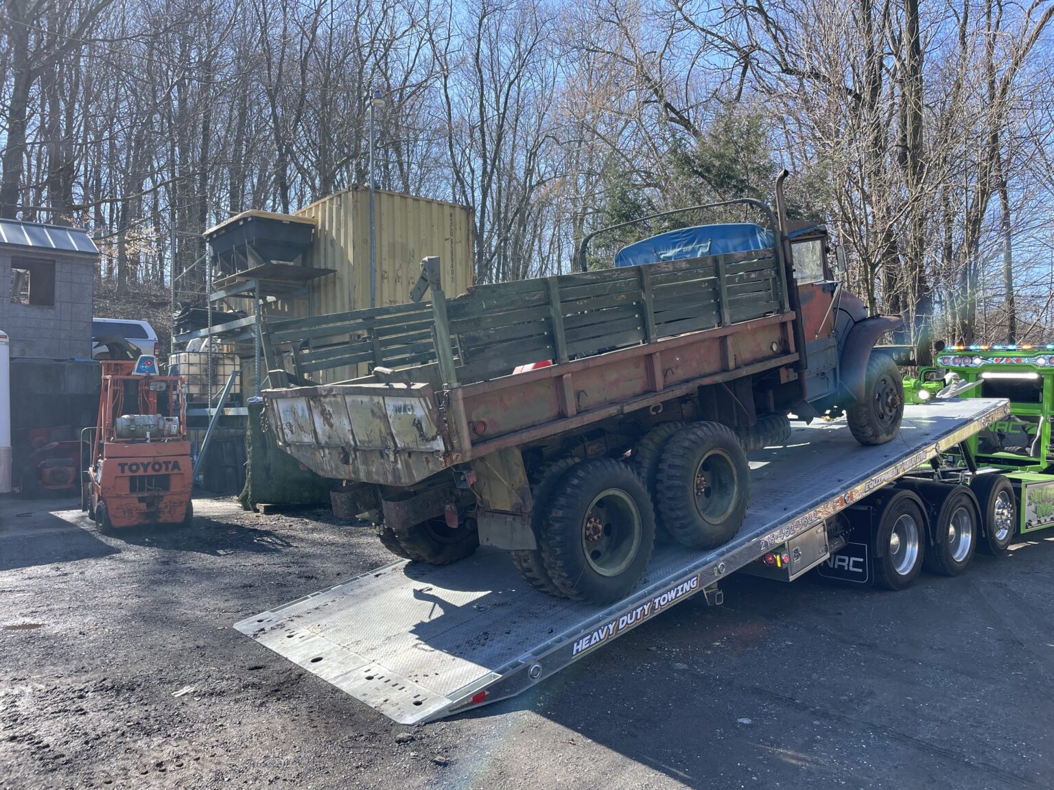 Heavy duty towing of a semi-truck in Delaware